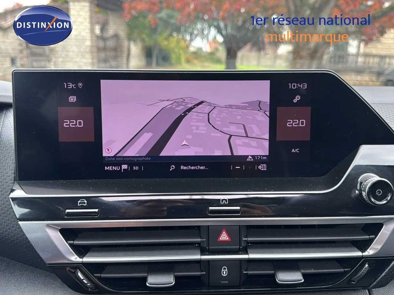 Écran central tactile avec navigation et réglage de la climatisation dans une Citroën C4 gris 2021.
