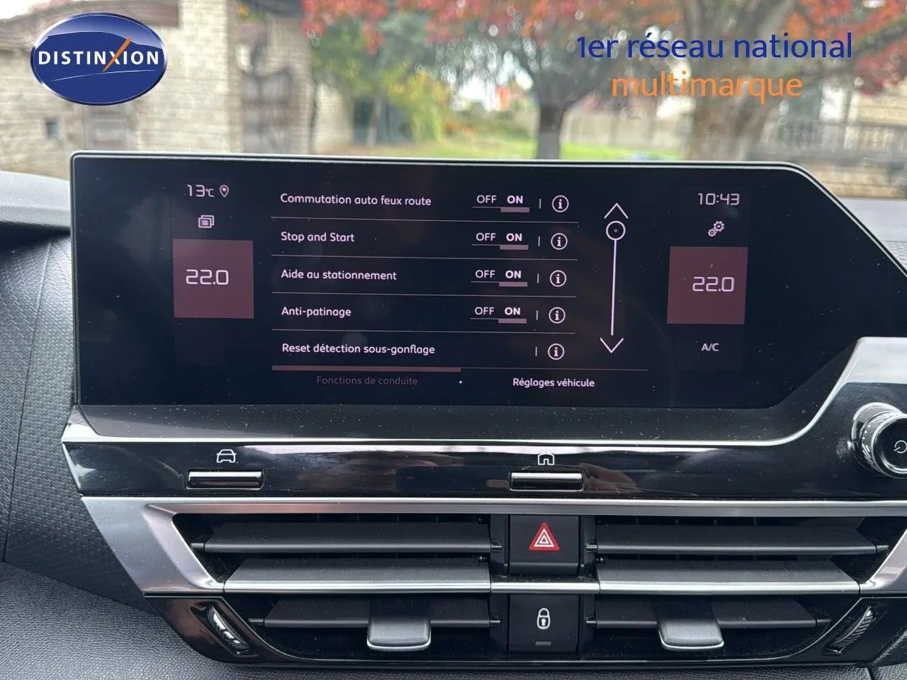 Écran tactile central de la Citroën C4 gris 2021 affichant les réglages d’aide à la conduite et la climatisation.