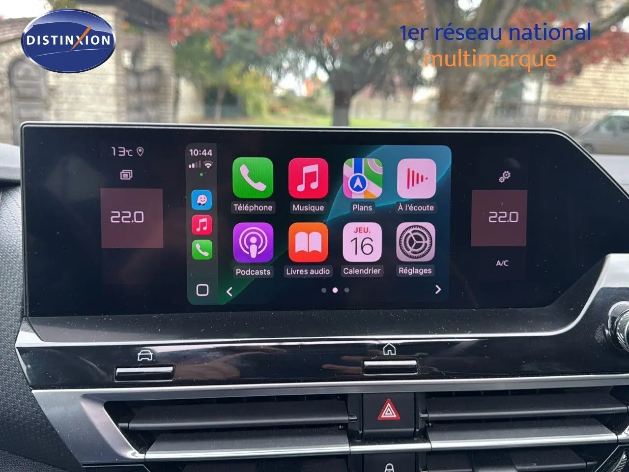 Écran tactile central affichant Apple CarPlay dans l’habitacle d’une Citroën C4 gris, vue de face.