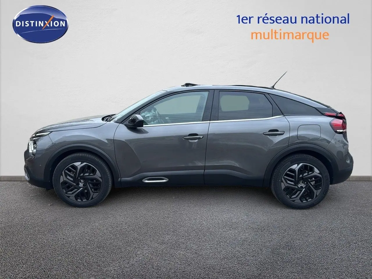 Profil droit d'une Citroën C4 gris métallisé 2021 avec jantes noires et toit noir contrasté.