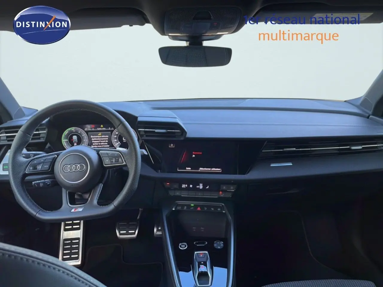 Vue intérieure frontale du tableau de bord noir et volant multifonction de l'Audi A3 Sportback 40 TFSIe S-Line 2025.