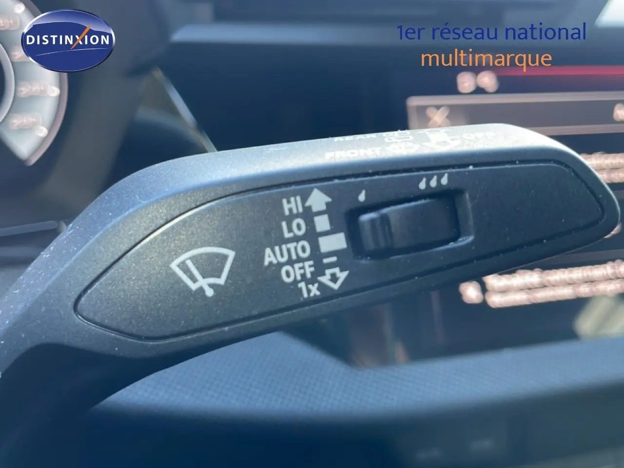 Gros plan sur la commande d’essuie-glace de l’Audi A3 Sportback 2025 hybride rechargeable, intérieur noir.