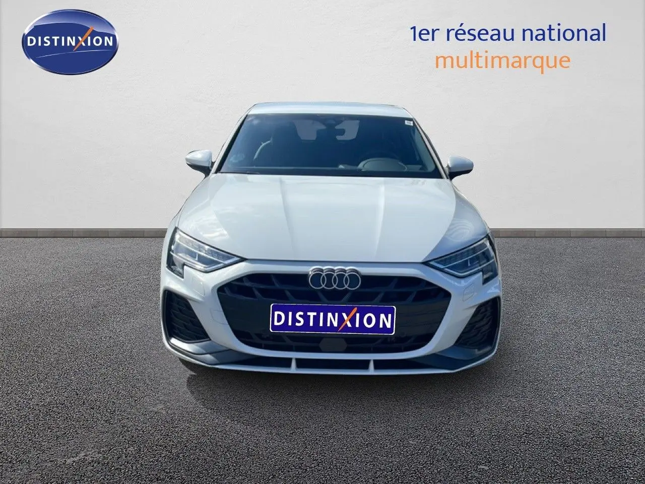 Audi A3 Sportback blanc Ibis vue de face, mettant en valeur la calandre noire et les phares LED distinctifs.