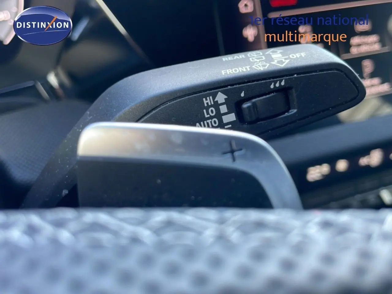 Détail intérieur du levier de commande des essuie-glaces et palette de changement de vitesse sur Audi A3 Sportback 40 TFSIe 2025.