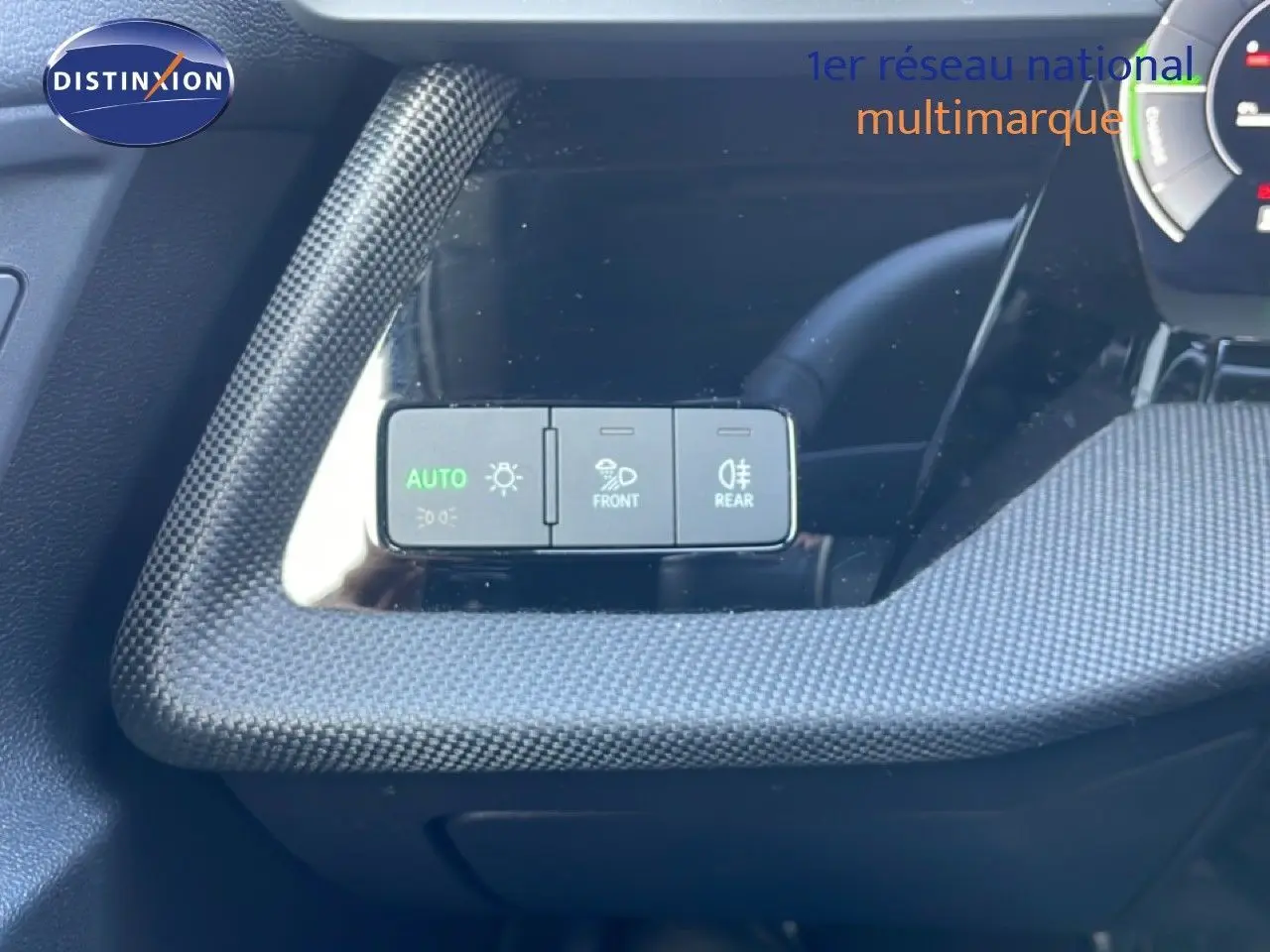 Détail du tableau de bord de l'Audi A3 Sportback blanc ibis 2025, avec commandes d'éclairage automatiques et antibrouillard.