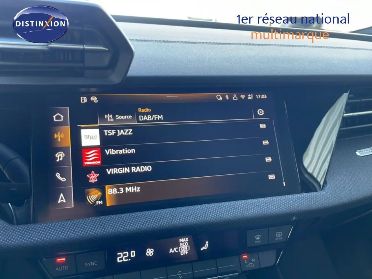 Vue intérieure du tableau de bord de l'Audi A3 Sportback 40 TFSIe 2025 avec écran multimédia et commandes climatisation.