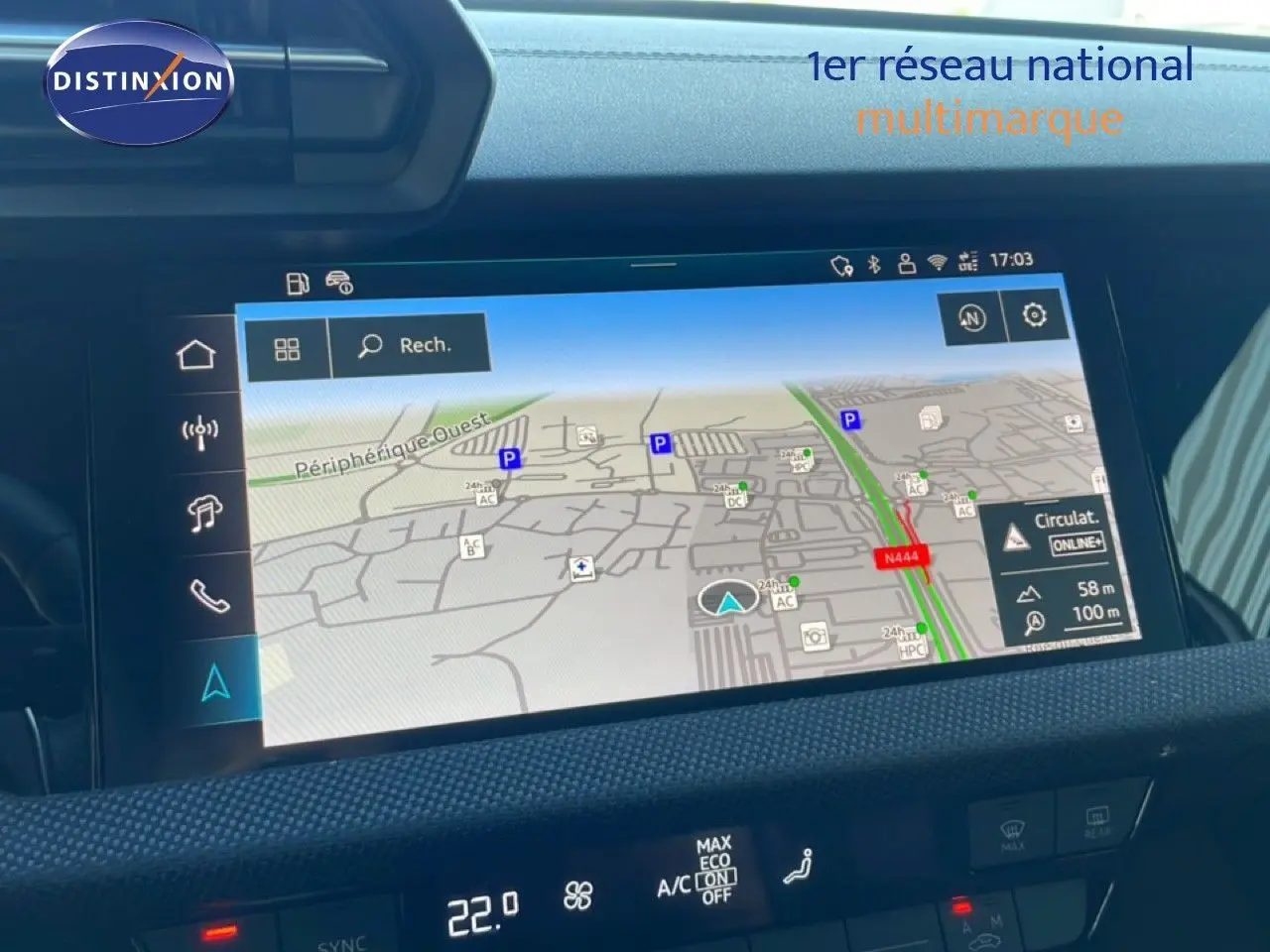 Écran tactile de navigation intérieure de l'Audi A3 Sportback 40 TFSIe blanc Ibis, affichant une carte routière détaillée.