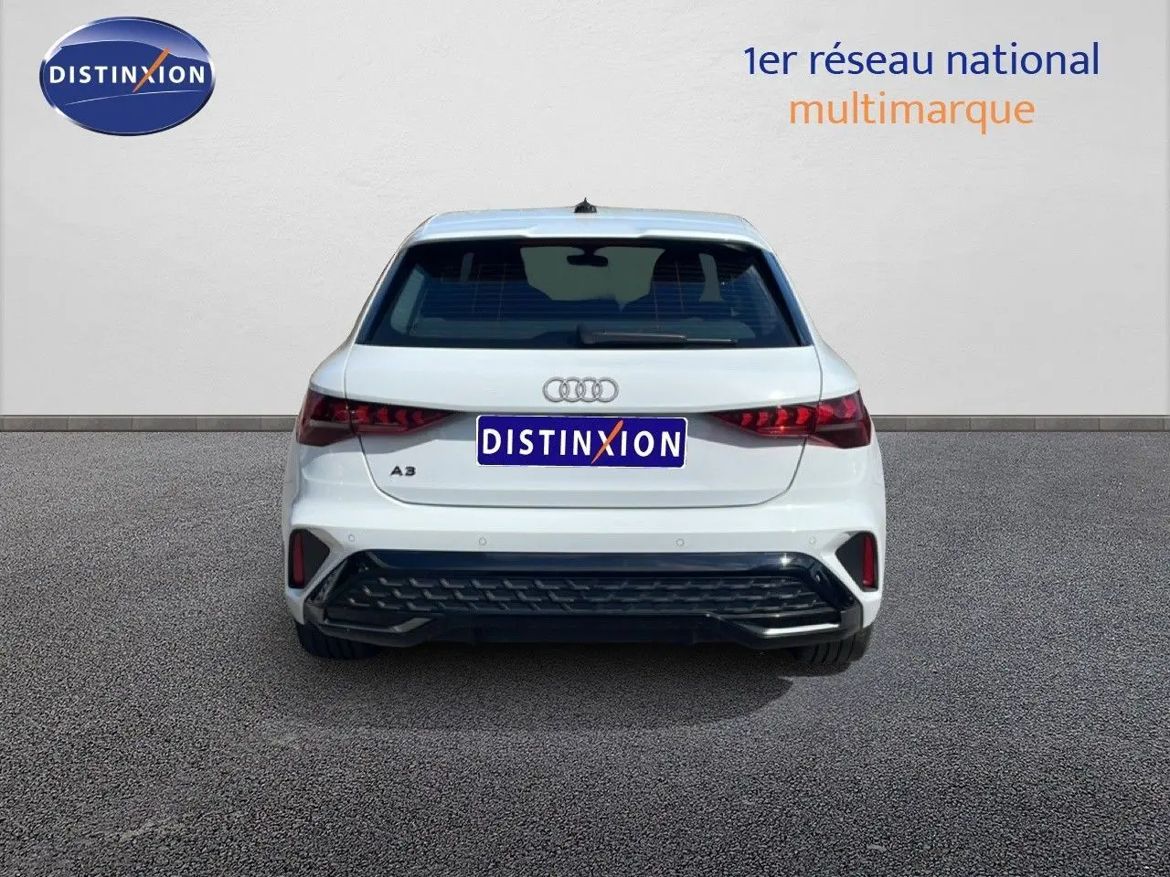 Vue arrière d'une Audi A3 Sportback blanche Ibis 2025 avec feux LED et pare-chocs noir distinctif.