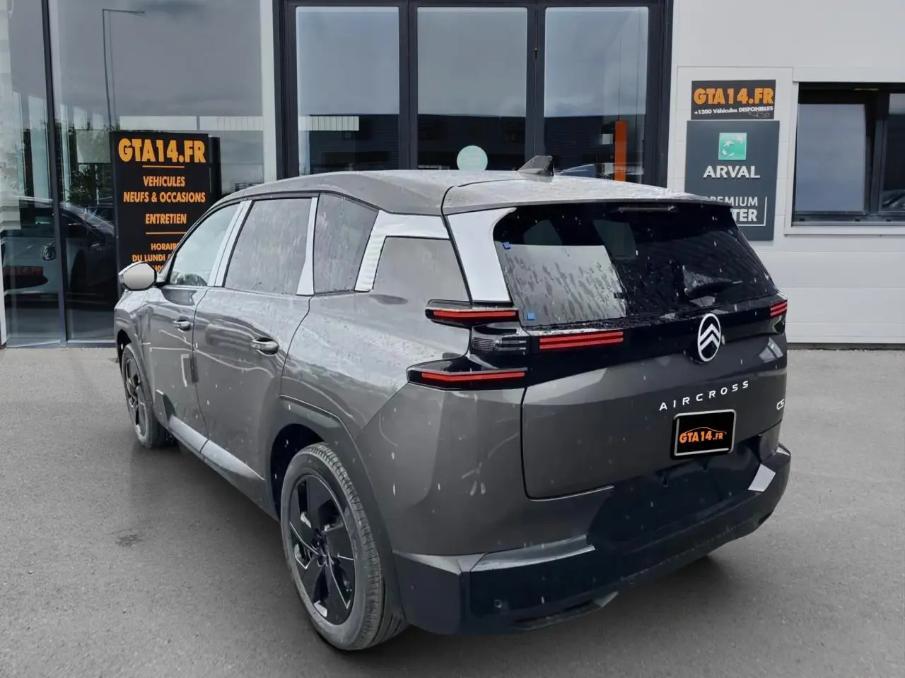 Vue 3/4 arrière droite d'un Citroën C5 Aircross gris platinium avec hayon motorisé et feux LED horizontaux.