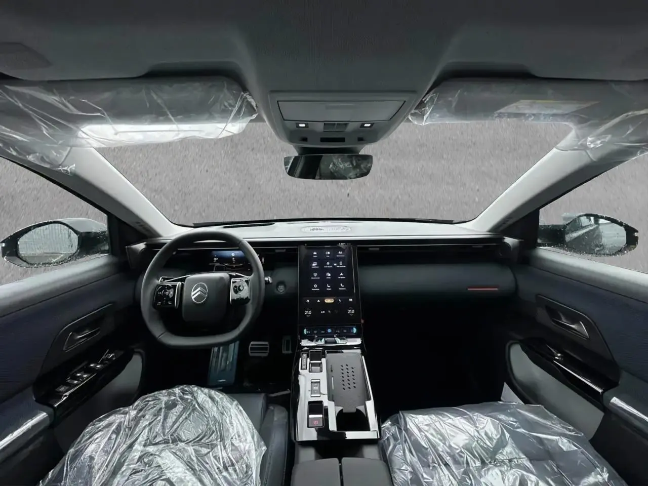 Vue intérieure avant du Citroën C5 Aircross gris platinium, avec tableau de bord moderne et écran tactile central vertical.