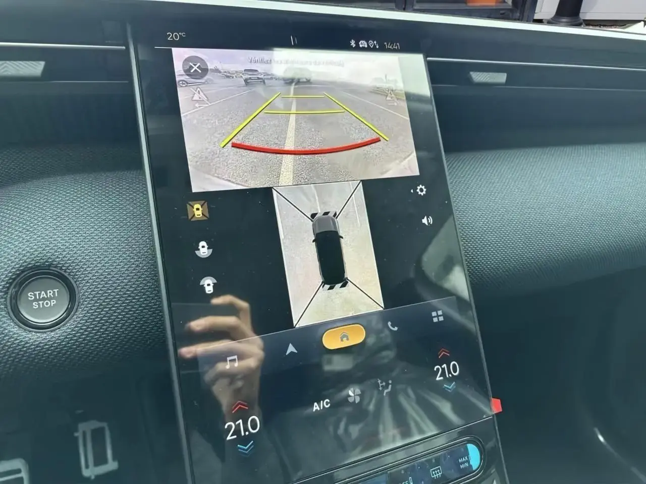 Écran tactile central affichant la caméra de recul et la vue 360 dans l'habitacle du Citroën C5 Aircross gris platinium.