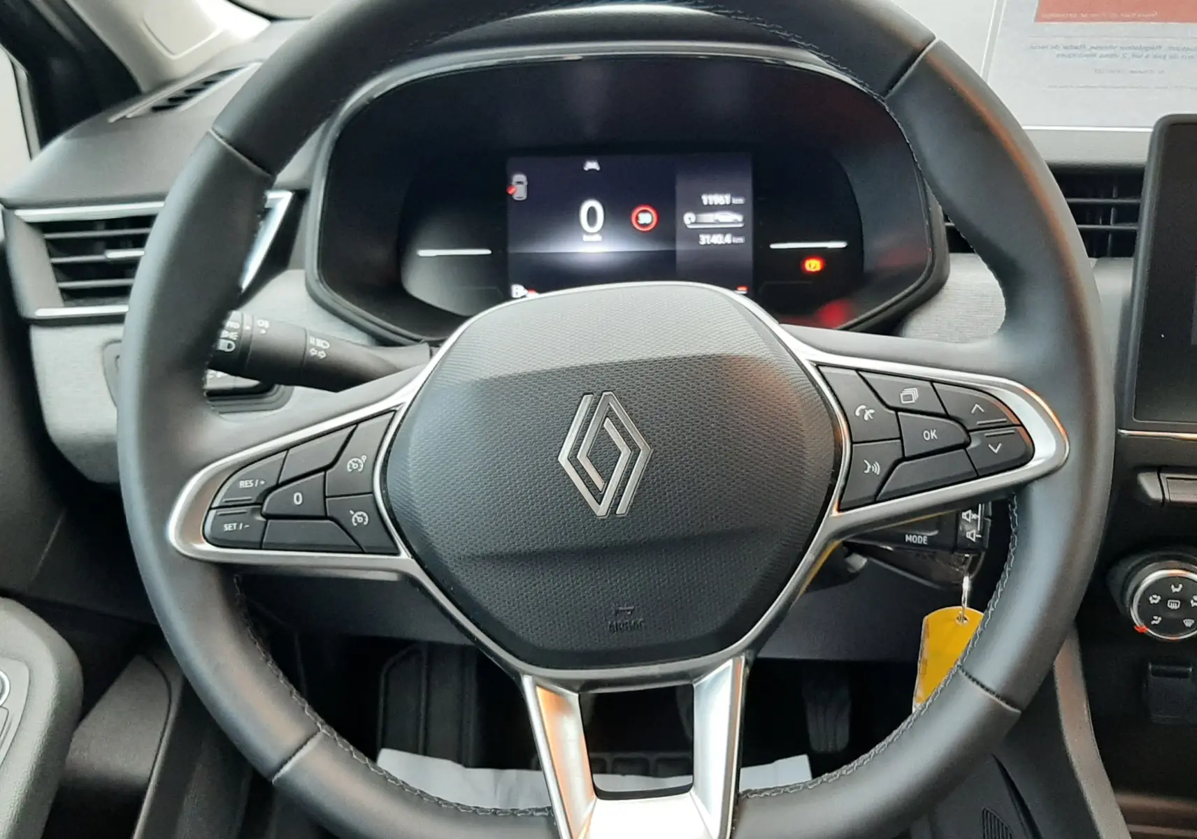 Volant multifonction noir de Renault Clio V TCE 90ch Evolution 2025, vue centrée sur le tableau de bord numérique.