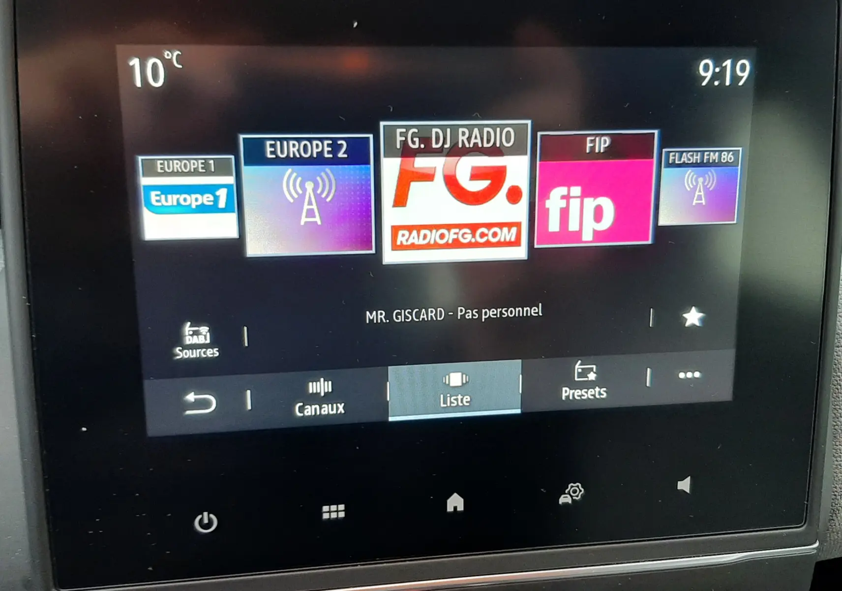 Écran tactile central de la Renault Clio V gris schiste affichant les stations radio numériques avec interface moderne.
