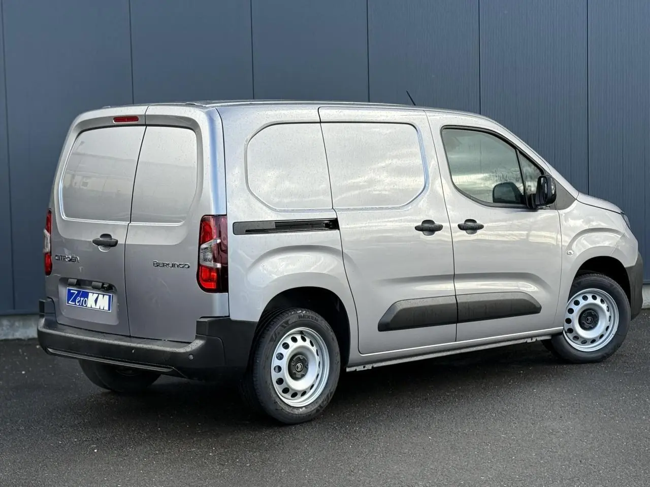 Vue 3/4 arrière droite du Citroën Berlingo gris Artense avec portes arrière battantes et jantes tôles 16 pouces.
