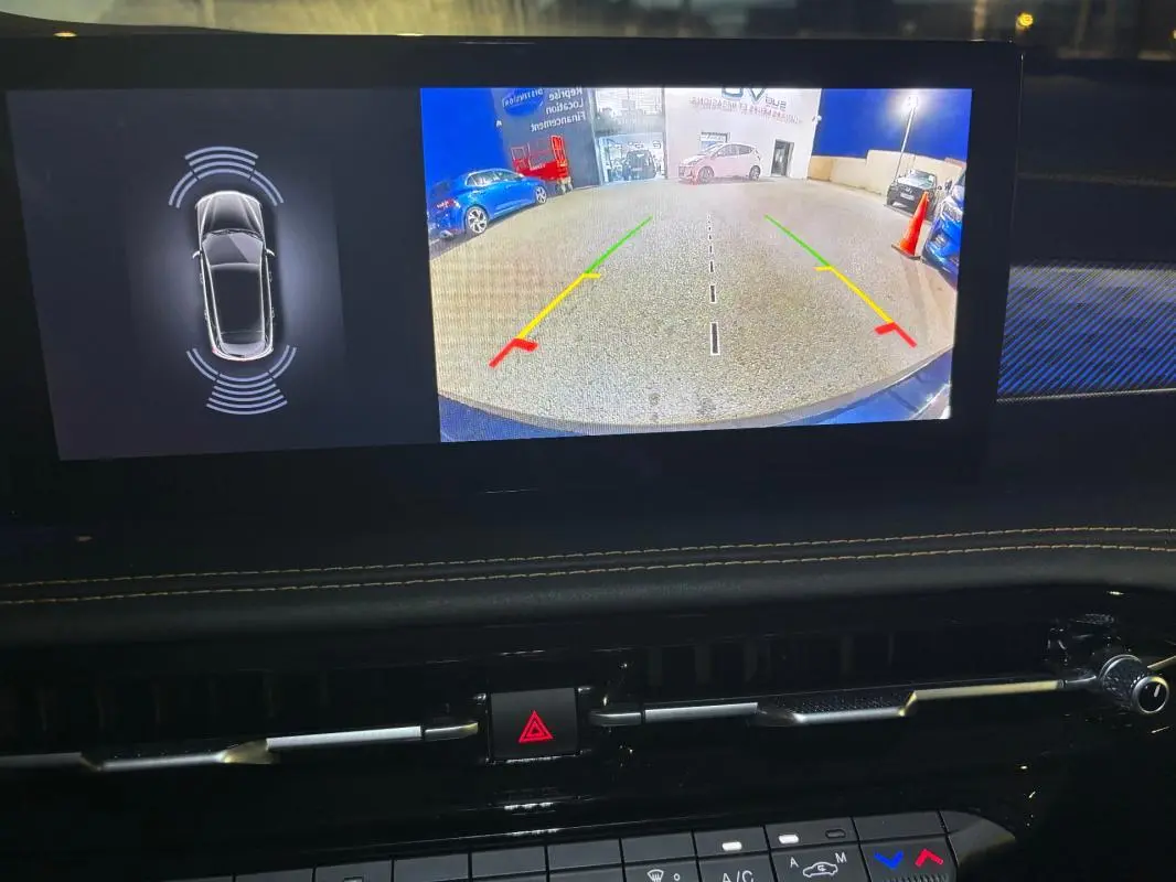 Affichage intérieur de la caméra de recul et capteurs de stationnement de l'Alfa Romeo Tonale gris, vue du tableau de bord.