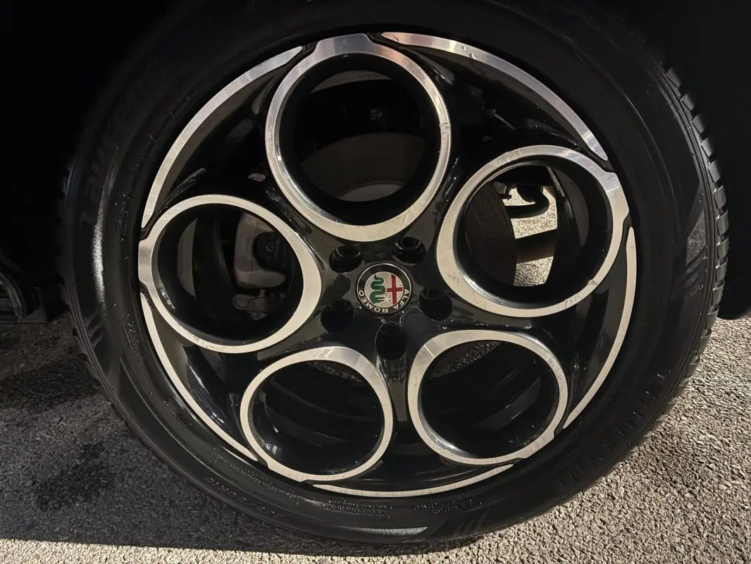 Gros plan sur la jante alliage noire et argentée de 18 pouces de l'Alfa Romeo Tonale gris 2023.