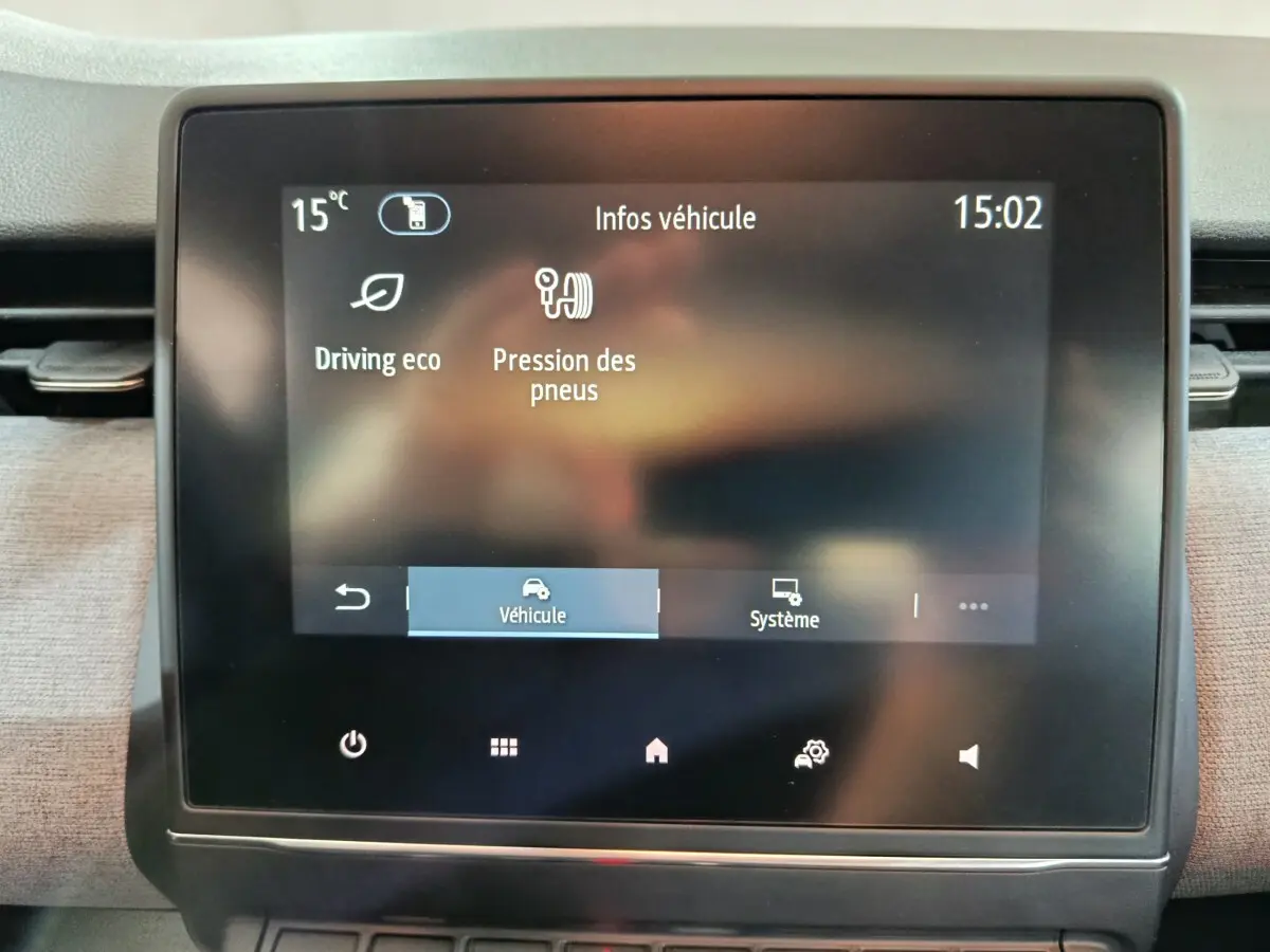Écran tactile central de la Renault Clio noir affichant les infos véhicule sur la pression des pneus et mode eco.