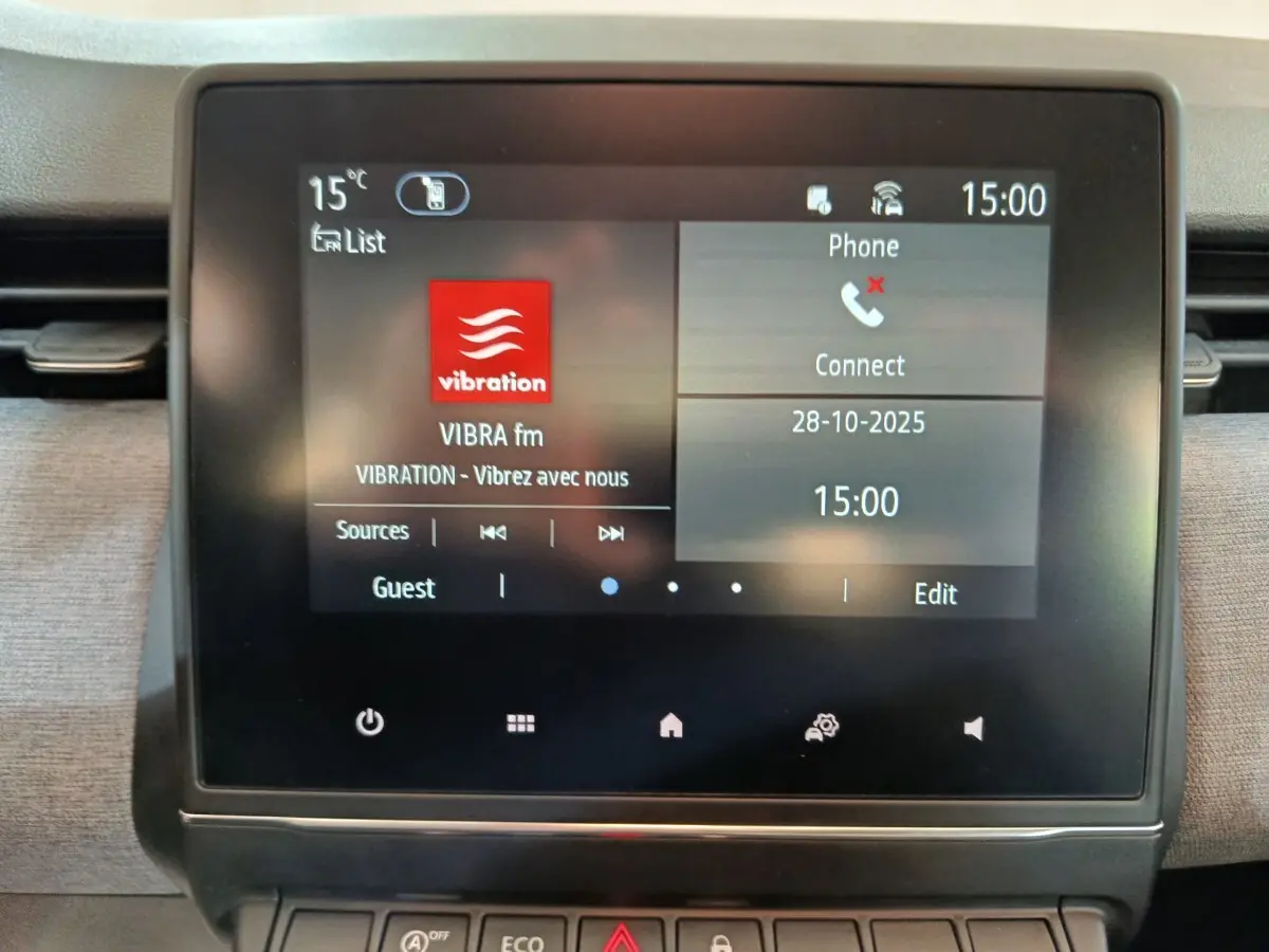 Écran tactile central de la Renault Clio noire 2025 affichant la radio VIBRA fm et les options connectées.