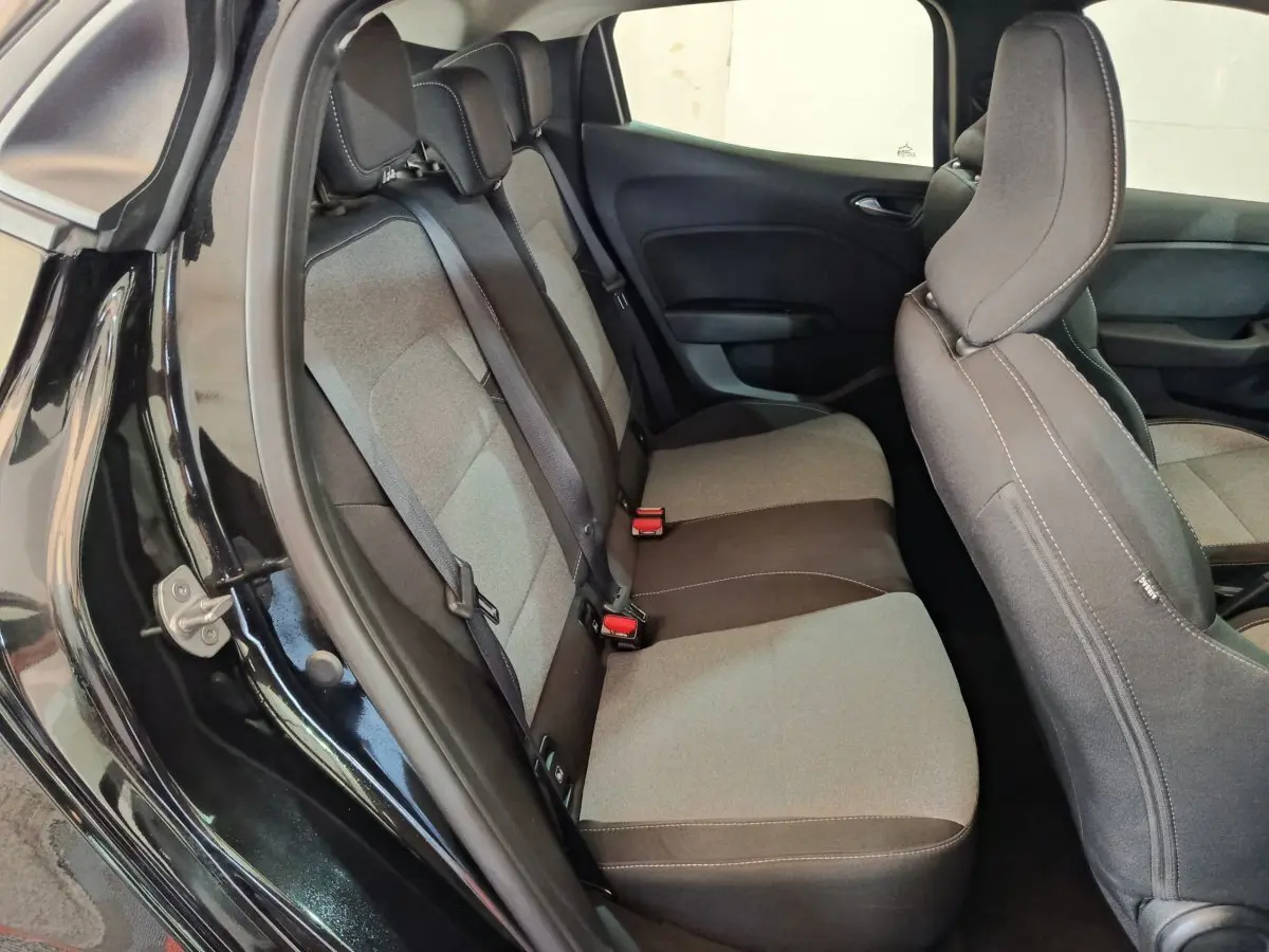 Vue intérieure côté gauche montrant la banquette arrière grise et noire de la Renault Clio Evolution Blue dCi 100 2025.