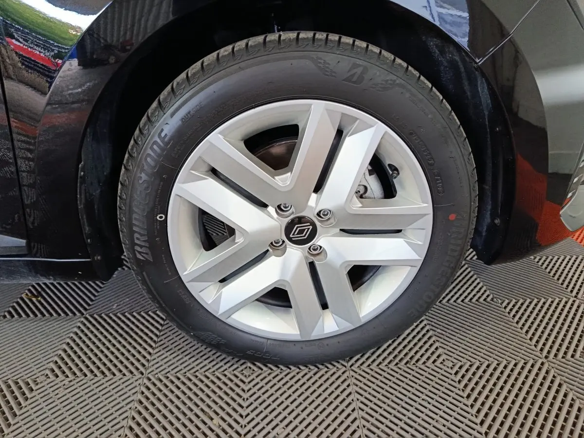 Gros plan sur la roue avant droite de la Renault Clio noire 2025 avec jante alliage et pneu Bridgestone.