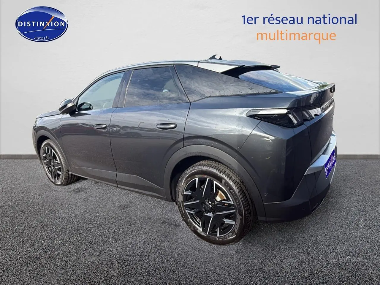 Vue 3/4 arrière droite du Peugeot 3008 gris titane 2024 avec jantes alu noires et feux arrière LED distinctifs.