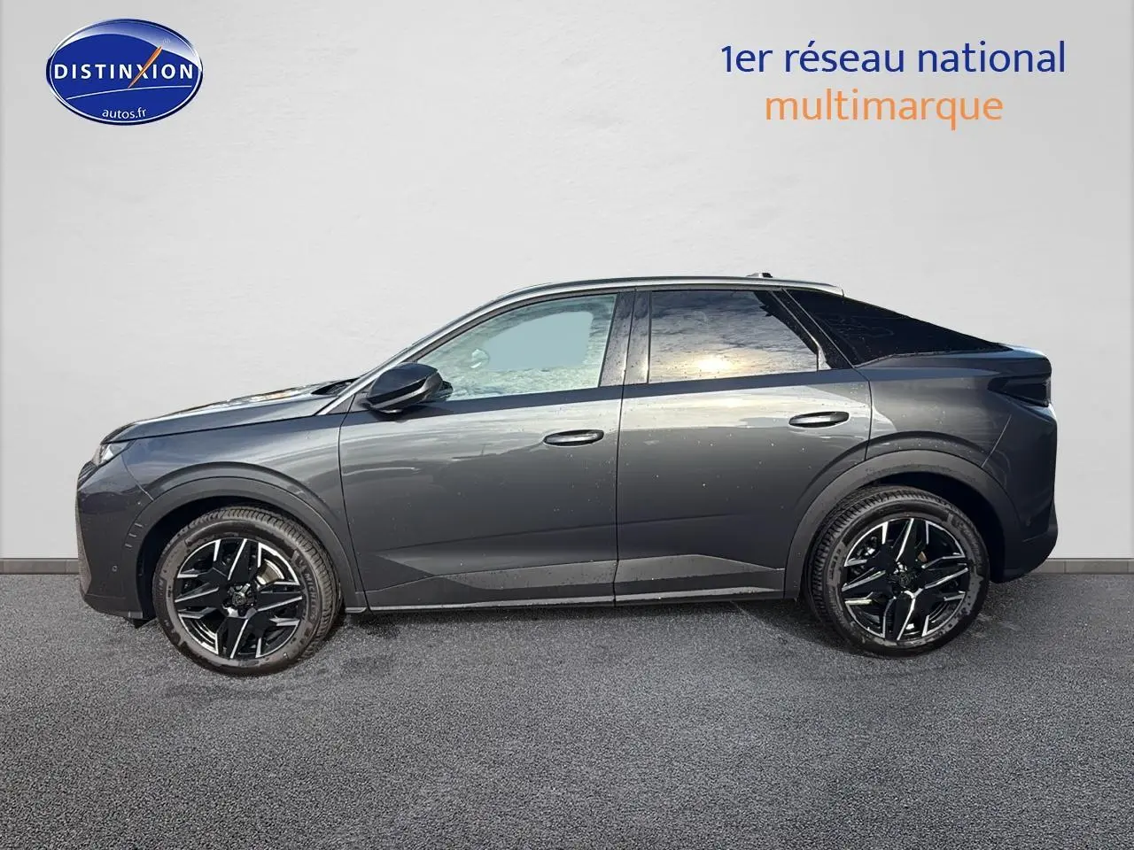 Peugeot 3008 gris titane en profil droit, soulignant ses jantes alu noires et lignes modernes.