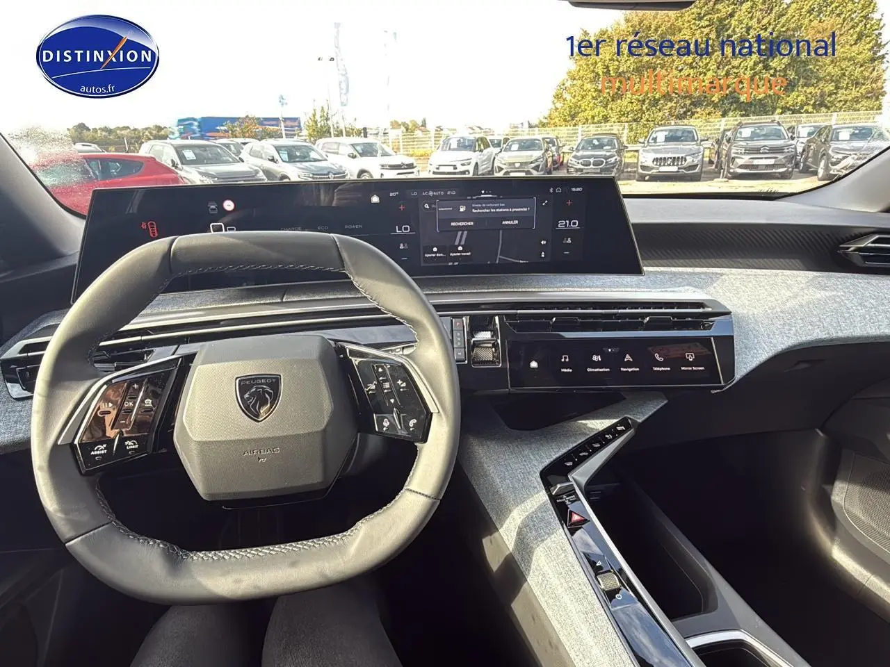 Vue intérieure du poste de conduite du Peugeot 3008 1.2 hybrid 145 allure e-dcs6 avec volant cuir et écran tactile panoramique.
