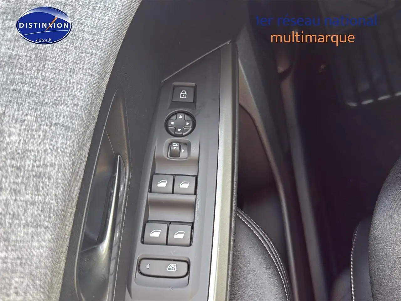 Vue rapprochée du panneau de commandes des vitres côté conducteur du Peugeot 3008 gris titane, avec boutons de verrouillage et réglage des rétroviseurs.