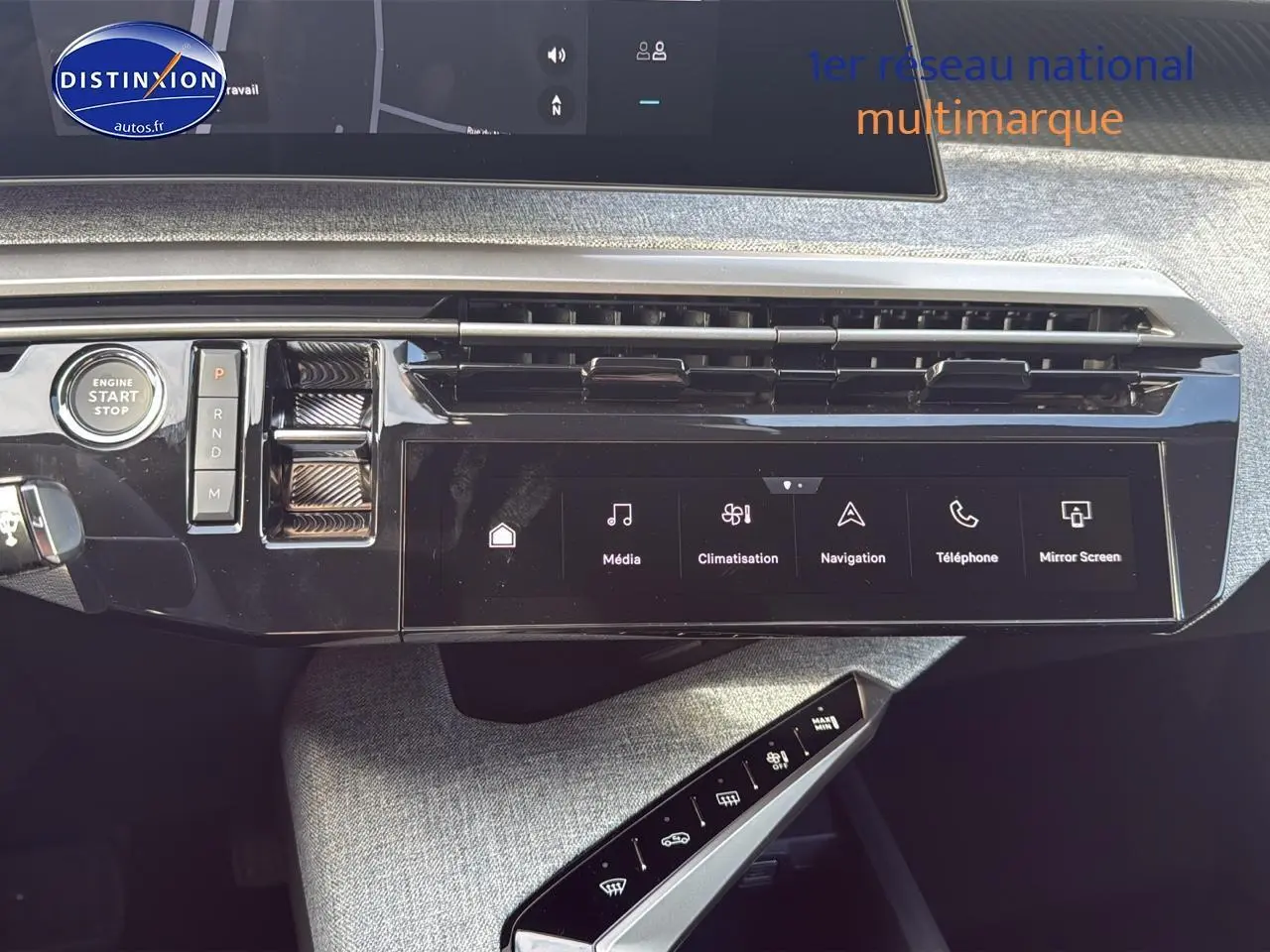 Vue rapprochée de la console centrale du Peugeot 3008 gris titane, avec écran tactile et commandes digitales.