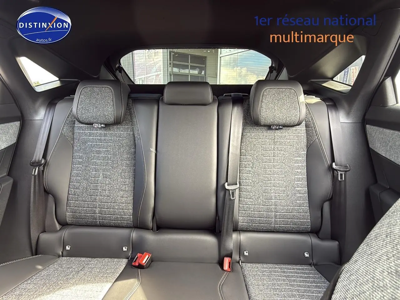 Vue arrière des sièges arrière en tissu gris et cuir noir du Peugeot 3008 1.2 hybrid 145 allure e-dcs6 2024.