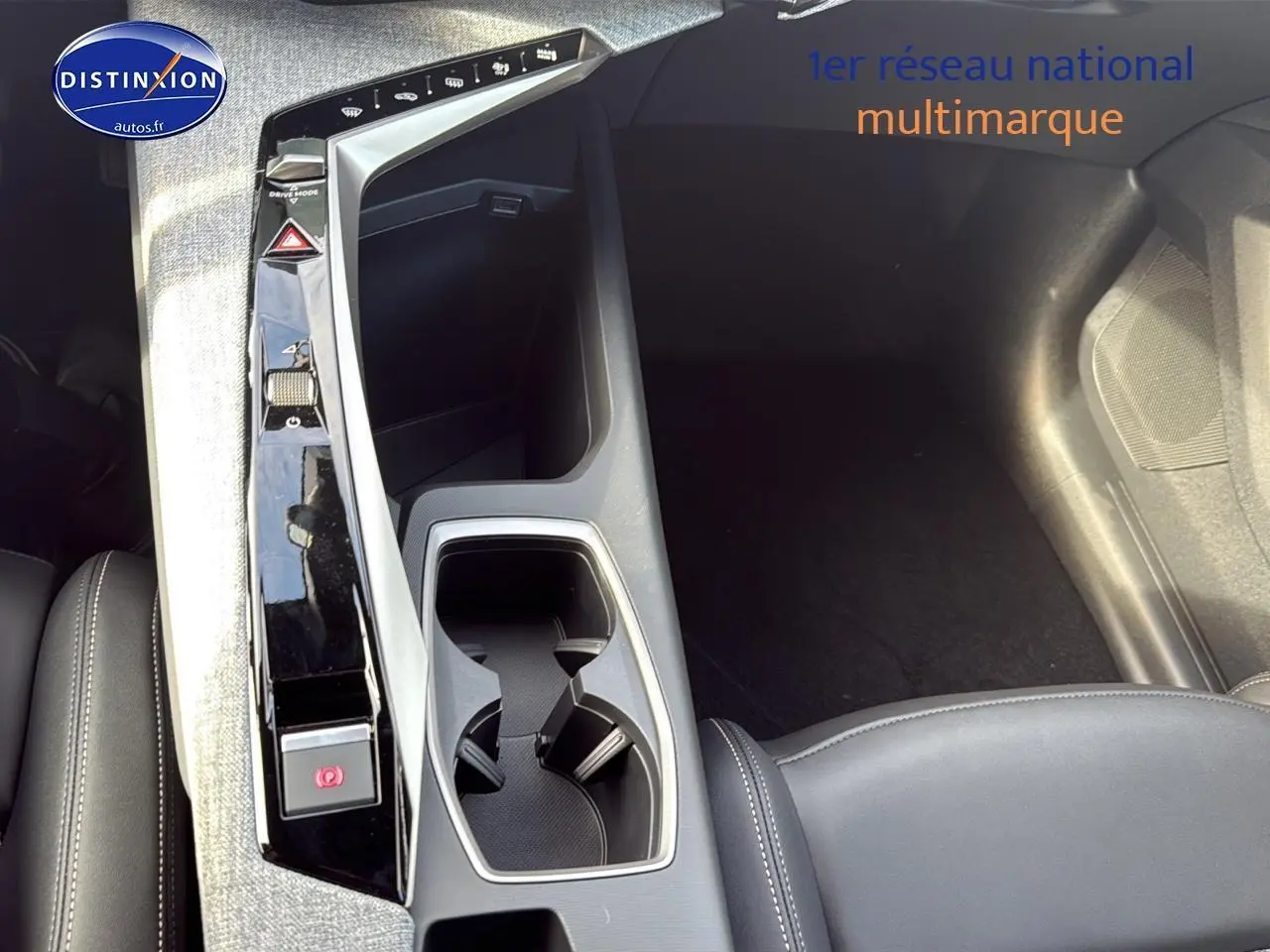 Vue intérieure centrée sur la console centrale et accoudoir du Peugeot 3008 gris titane, finition 2024 allure e-dcs6.