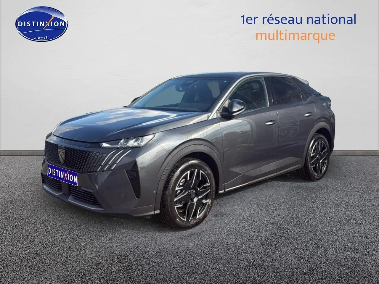 Peugeot 3008 gris titane en 3/4 avant droit, avec jantes alu noires et calandre distinctive.
