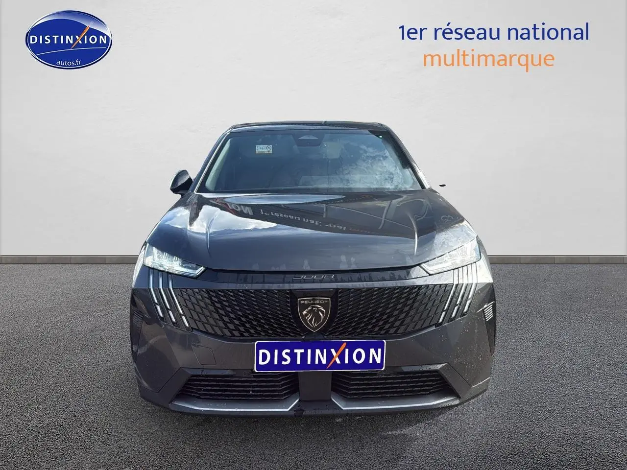 Vue avant du Peugeot 3008 gris titane 2024 avec calandre noire et phares LED distinctifs.