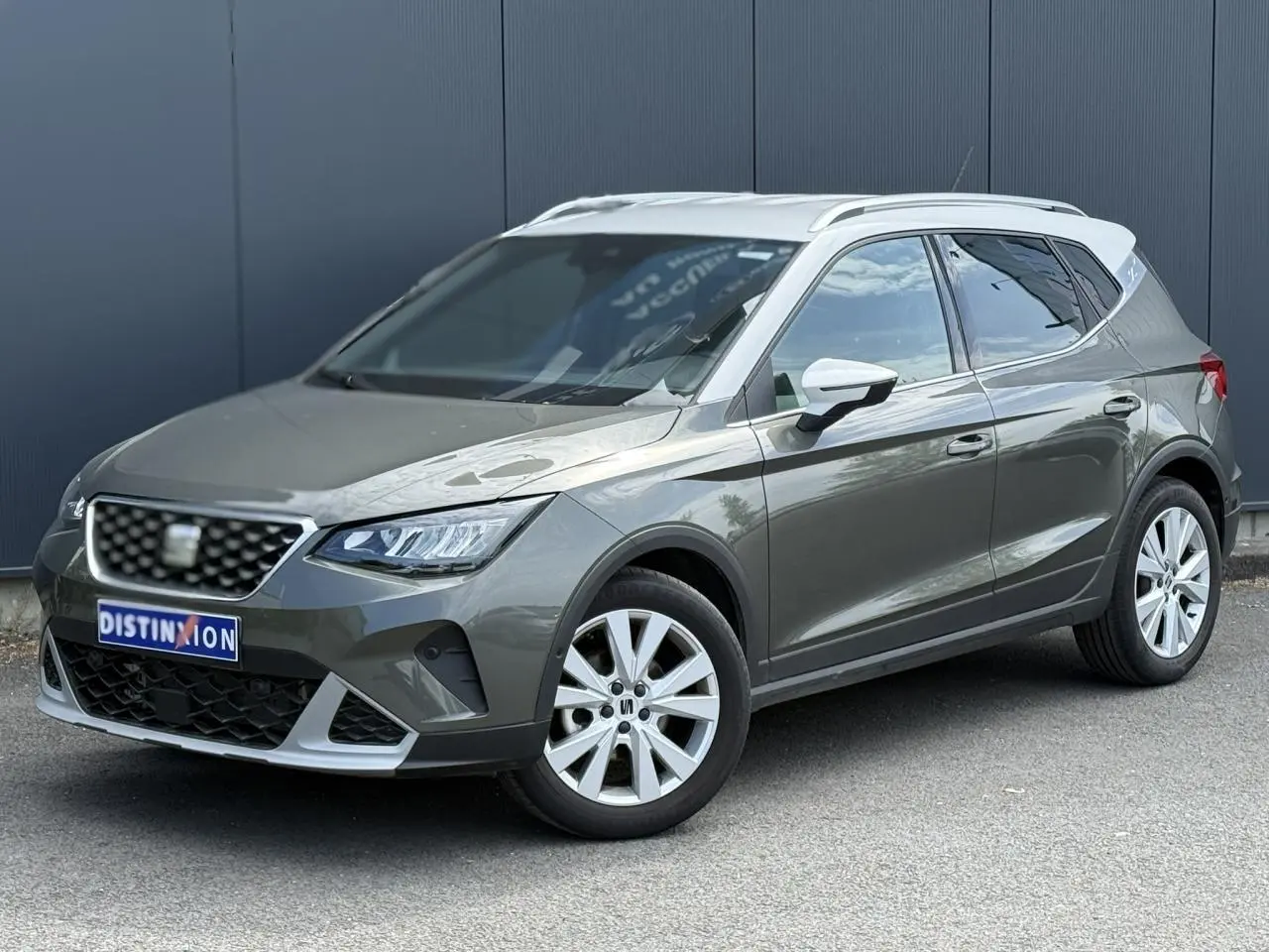 SEAT Arona TSI 115 DSG Xpérience gris Cliff en 3/4 avant droit avec jantes alliage 17 pouces et calandre chromée.