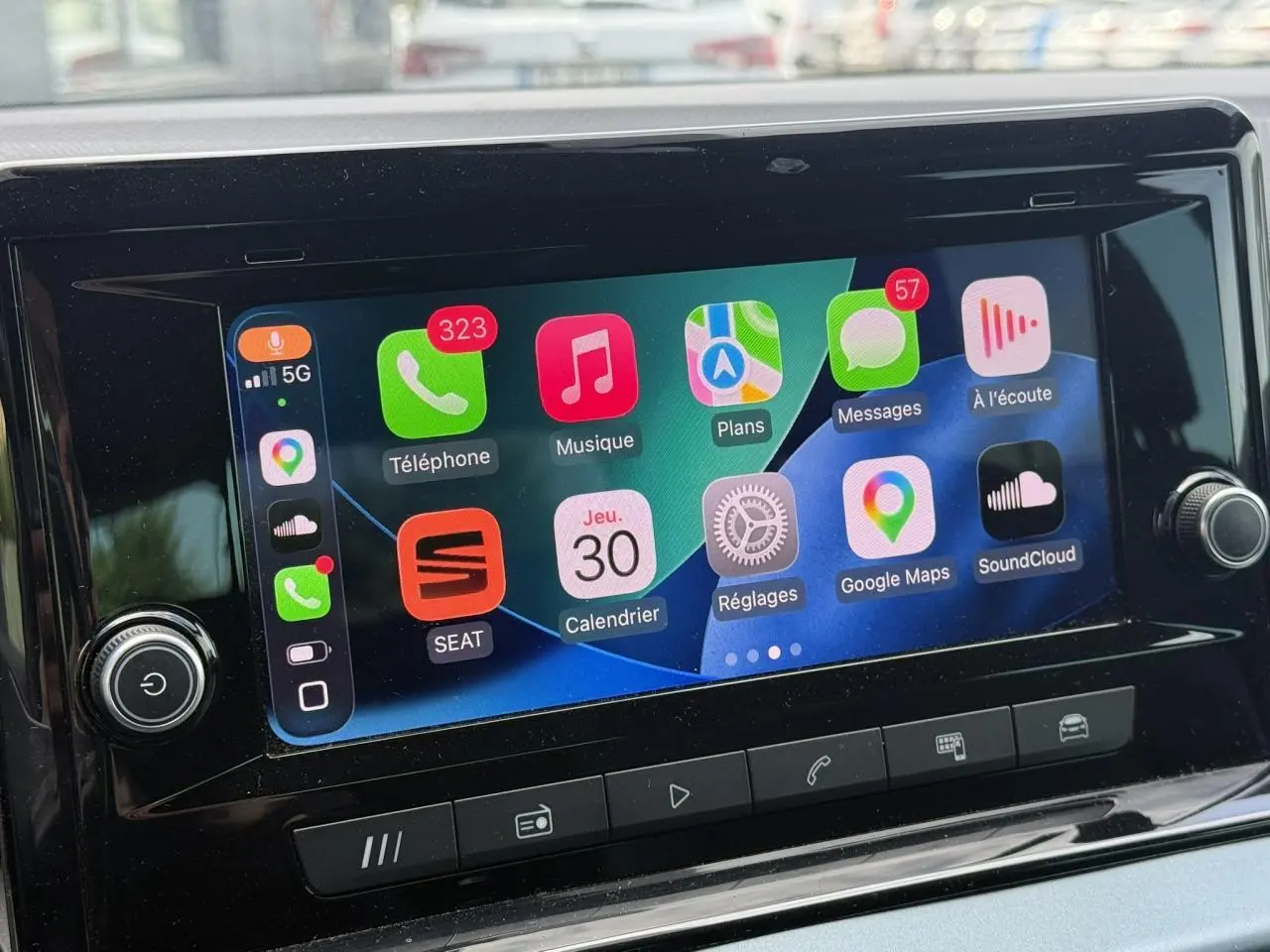 Écran tactile central du SEAT Arona 2025 affichant l'interface Apple CarPlay colorée en gros plan.