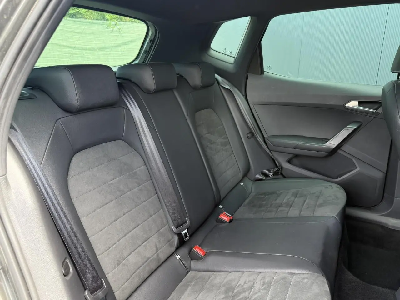 Vue latérale droite des sièges arrière en cuir-alcantara noir du SEAT Arona TSI 115 DSG Xpérience 2025.