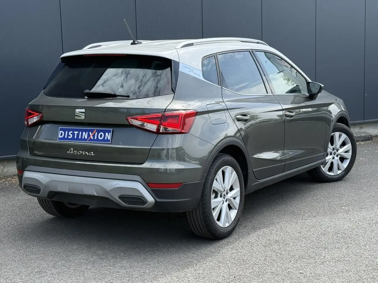 SEAT Arona gris Cliff en 3/4 arrière droit, avec feux arrière LED et jantes alliage 17 pouces visibles.