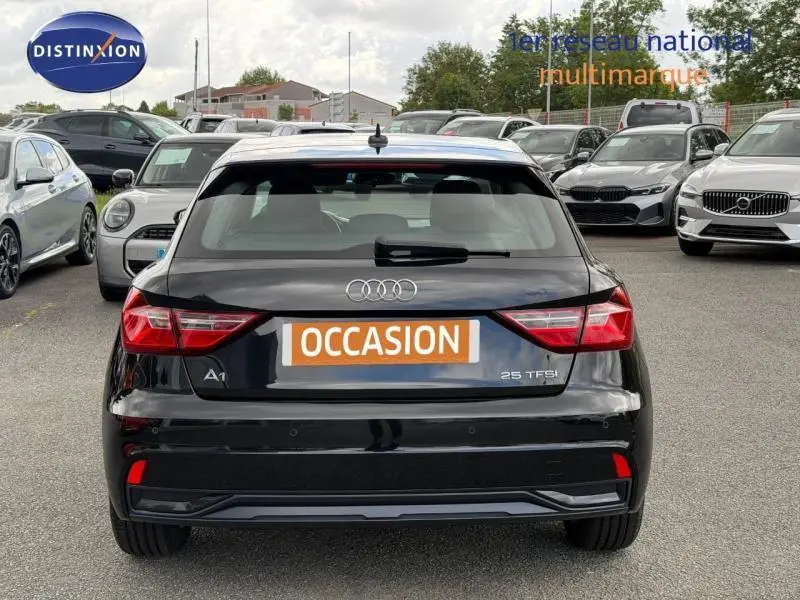 Vue arrière d'une Audi A1 Sportback 25 TFSI noire métallisée, avec logo et plaque "OCCASION" visible.