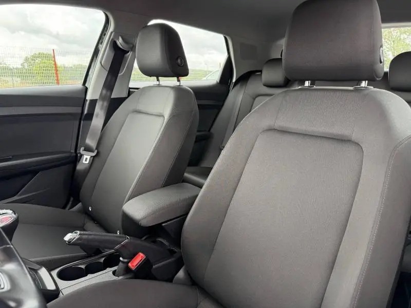 Vue intérieure de l'Audi A1 Sportback 2023 montrant les sièges avant en tissu gris et la console centrale avec frein à main manuel.