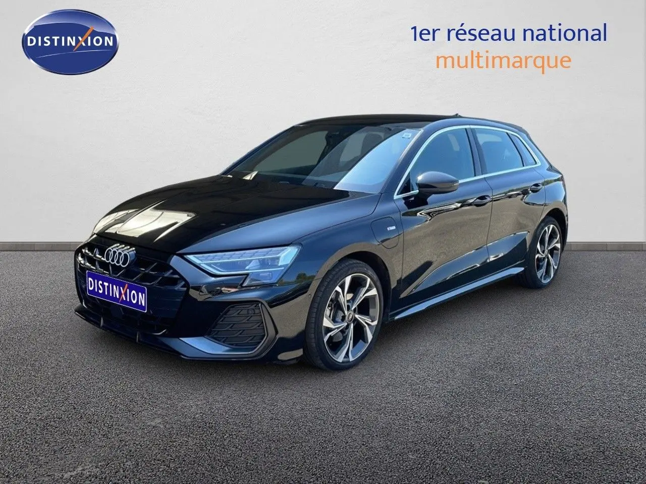 Audi A3 Sportback 40 TFSIe noir mito metal en vue 3/4 avant droit, avec jantes alliage et calandre S-Line distinctive.