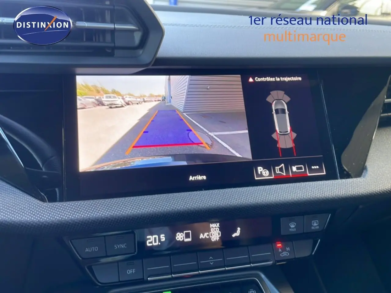 Écran central montrant la caméra de recul d'une Audi A3 Sportback noir mito metal, vue intérieure avant.