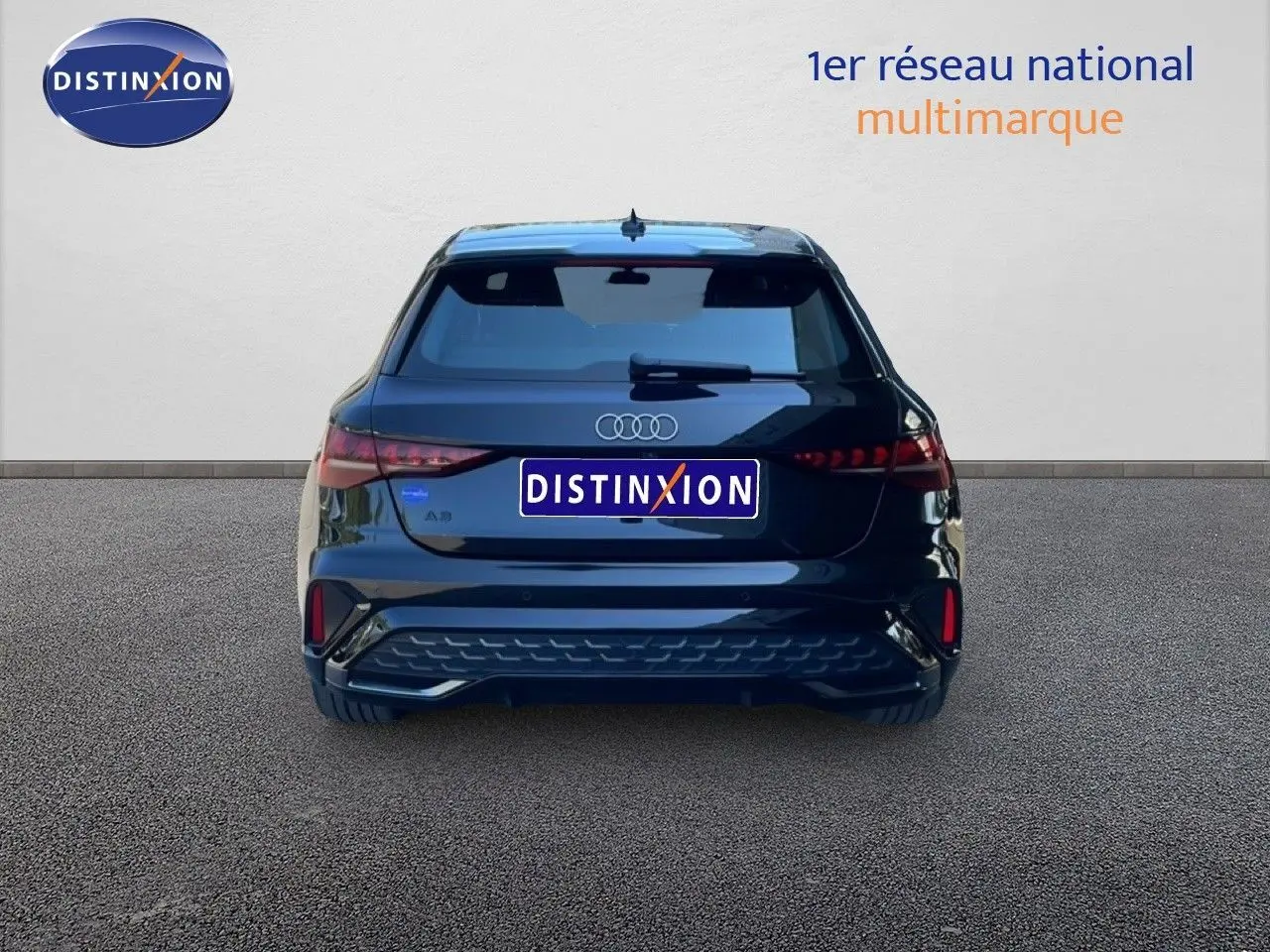 Vue arrière d'une Audi A3 Sportback 40 TFSIe noire Mito Metal avec feux LED et logo distinctif sur fond neutre.