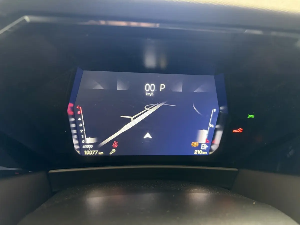 Affichage numérique du combiné instruments de la DS4 2024 en vue frontale, avec indicateurs de vitesse et kilométrage.