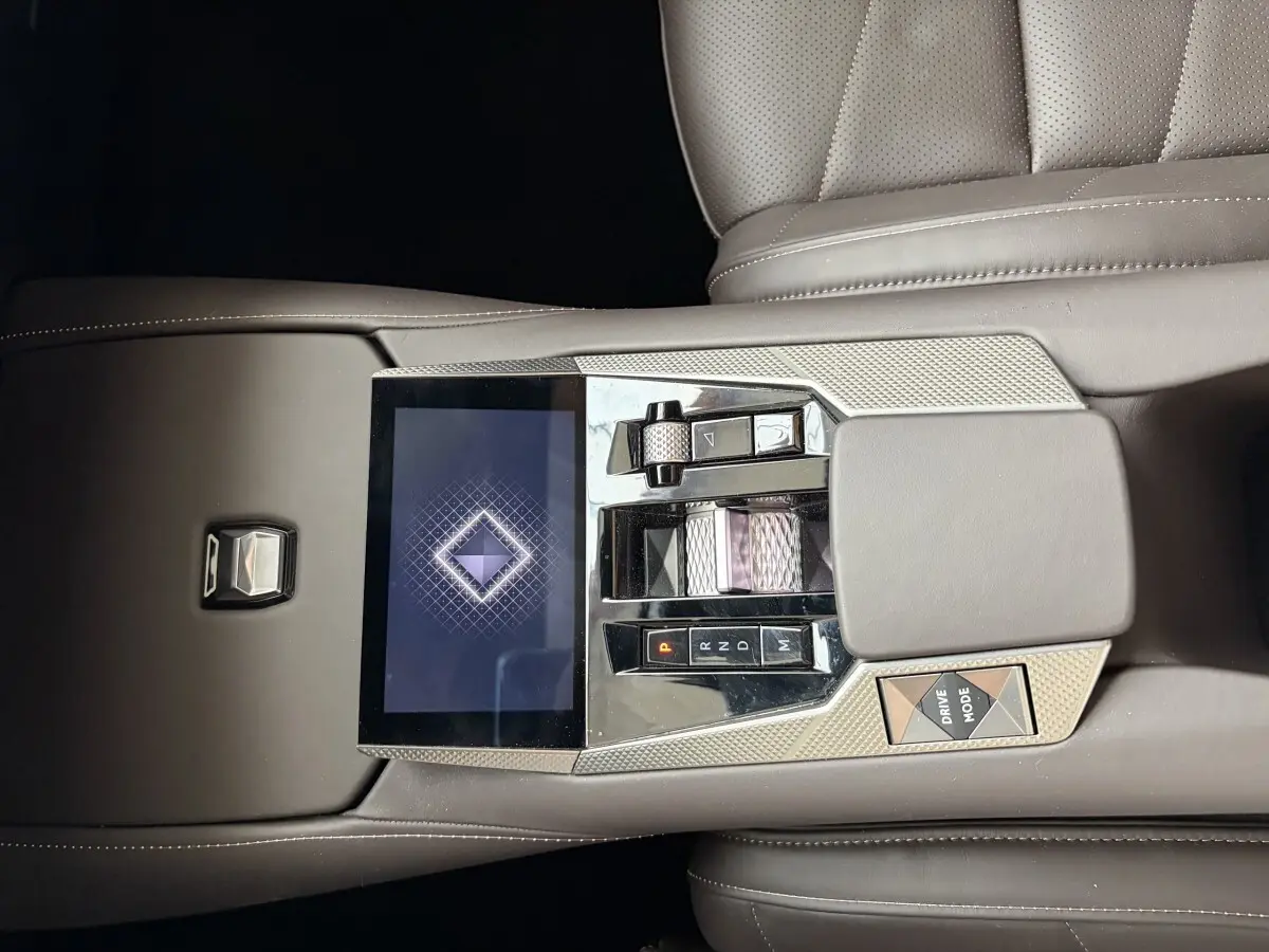 Gros plan sur la console centrale en cuir beige du DS4 2024 avec écran tactile et commandes de boîte automatique.