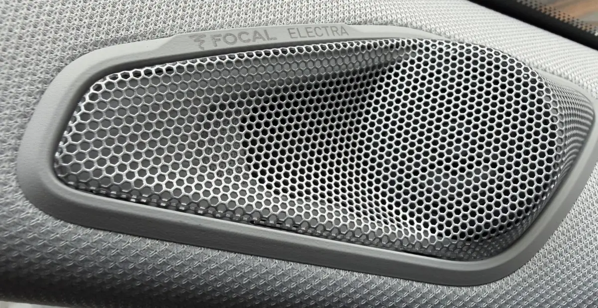 Gros plan sur le haut-parleur Focal Electra intégré dans l'habitacle du DS4 2024, finition Nappa blanc.