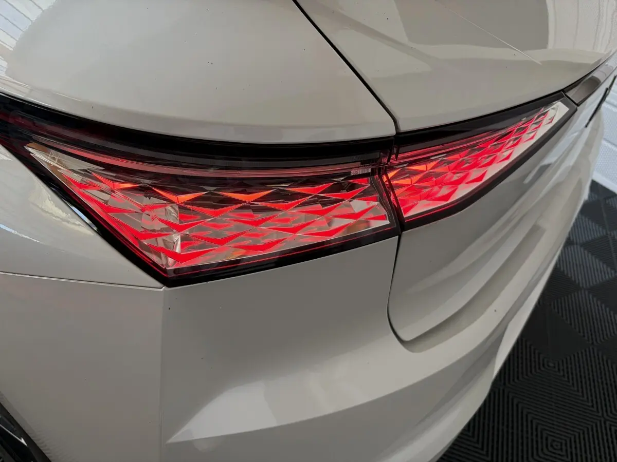 Gros plan sur le feu arrière droit rouge du DS4 blanc 2024, soulignant son design géométrique et moderne.