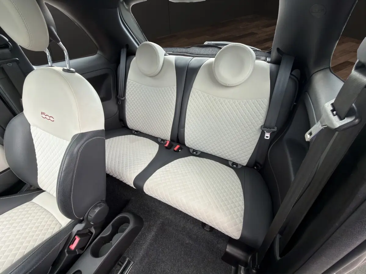Vue intérieure arrière de la banquette bi-ton beige et gris clair de la Fiat 500 1.0 70ch BSG Star 2020.