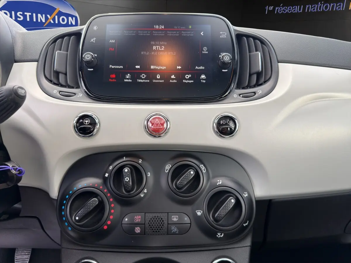 Tableau de bord de Fiat 500 1.0 70ch BSG Star 2020, vue frontale sur commandes climatisation et écran tactile.