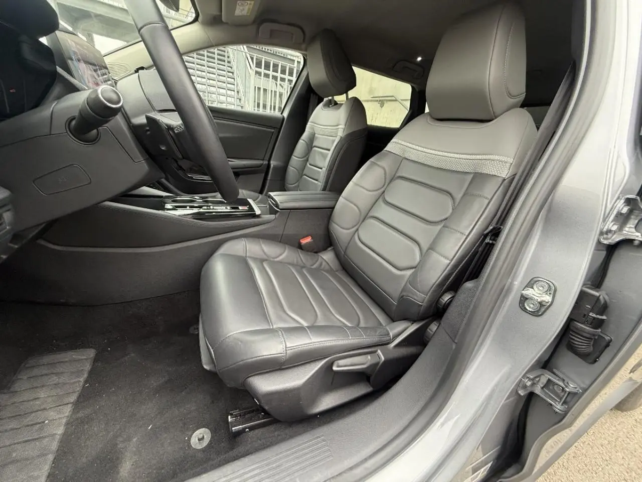 Vue intérieure côté conducteur du Citroën C5 X 2024 artense, mettant en valeur les sièges en cuir et la console centrale.