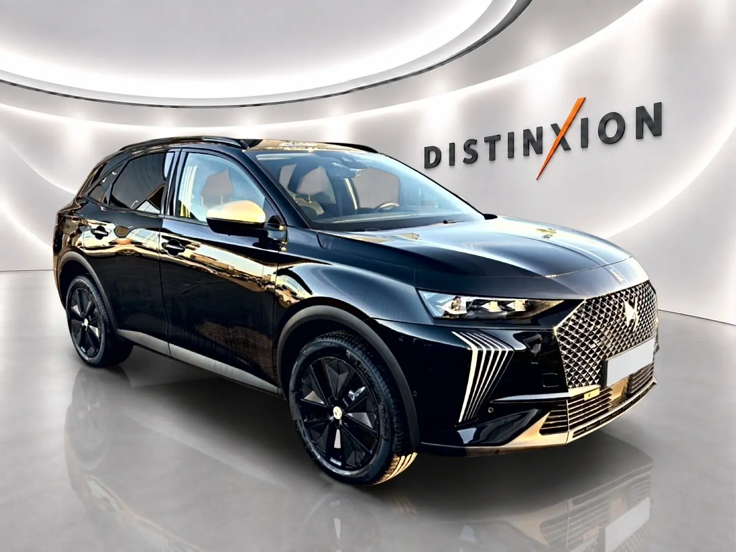 DS7 1.5 BlueHDi 130 noir en 3/4 avant droit, avec calandre distinctive et jantes noires brillantes.